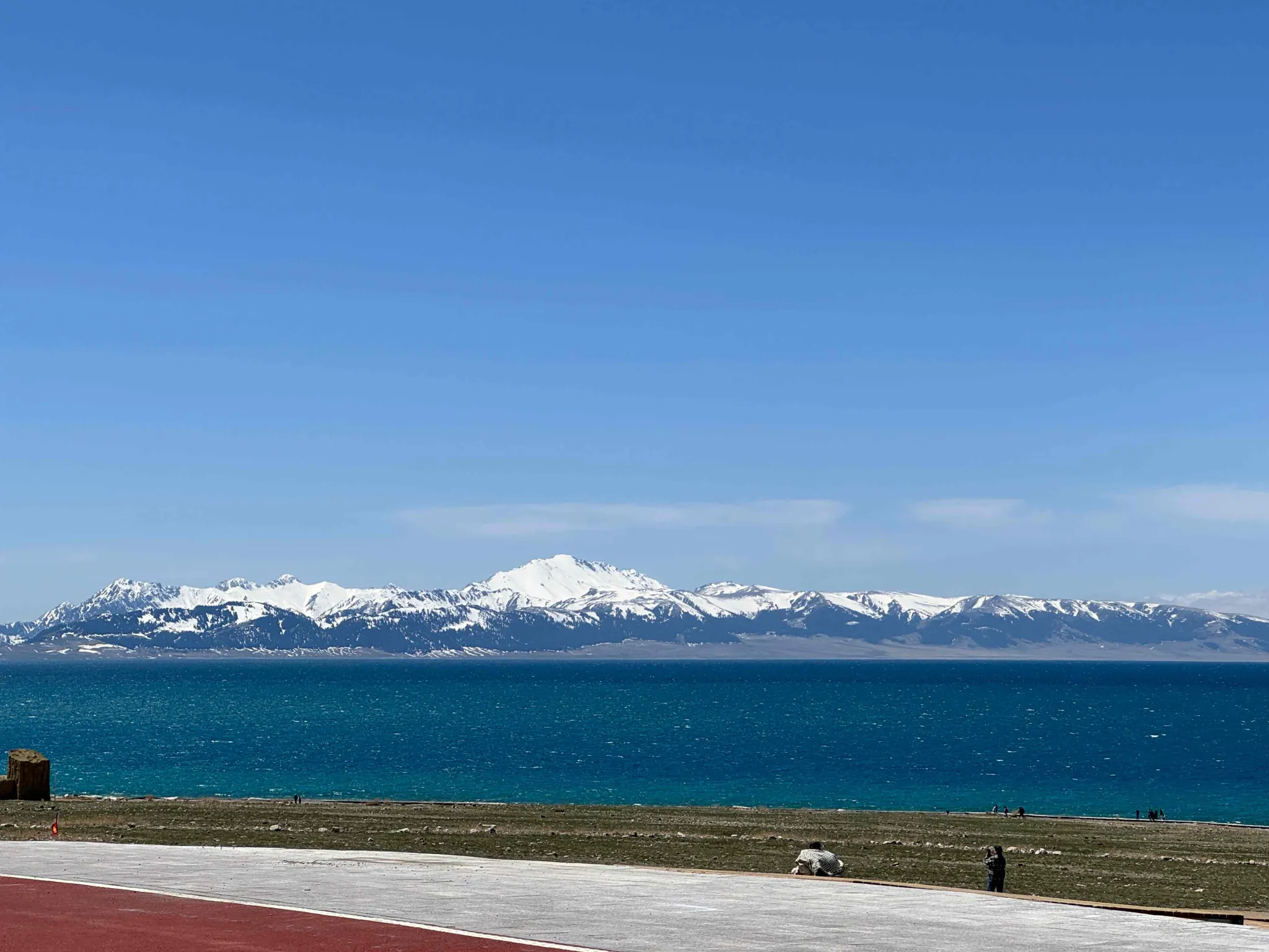 高原湖岸清晨光线